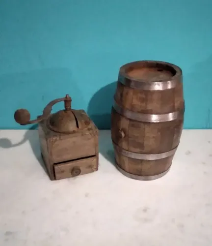 Antigos moinho e barril relíquias 