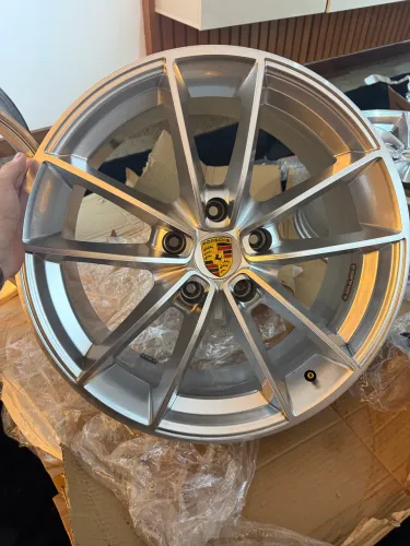 Vendo jogo de rodas aro 20 estilo Porsche Carrera S.