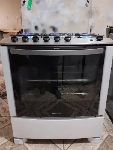 Fogão Eletrolux 6 bocas automático conservado 