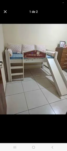 Cama, criança, casinha.