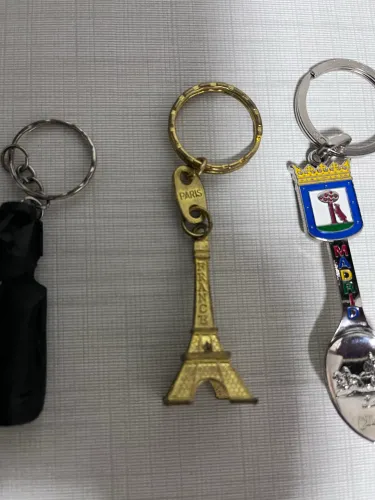 Kit 3 chaveiros viagem Chile Madrid Torre Eiffel lembrancinhas
