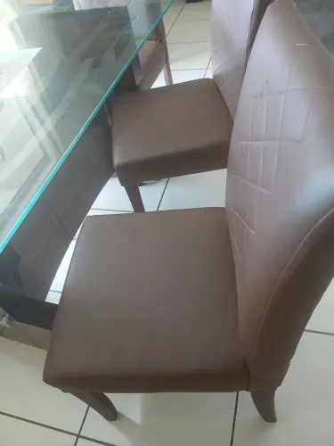 Mesa de seis lugares com 05 cadeiras