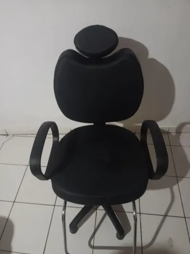 Cadeira de cabeleireira e máquina de corte de cabelo.