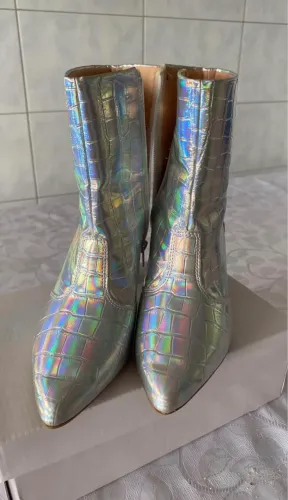 Bota cano médio furta-cor