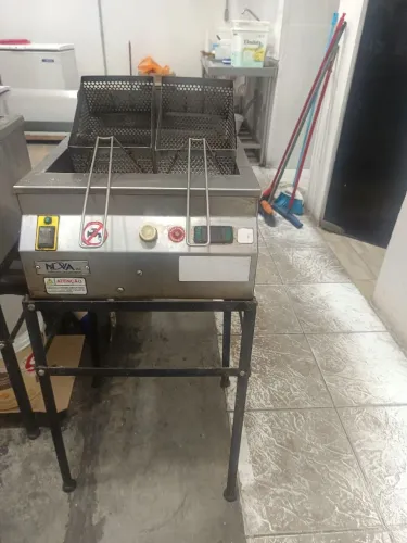 Fritadeira Elétrica AD. 2 cestos 6.000w Novaind.Retirada por sua conta Sp.capital Zn
