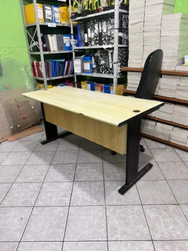 Mesa de escritório com gaveta