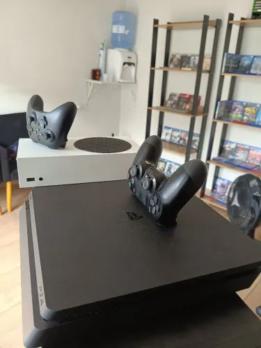 Playstation 4 slim /Xbox séries s