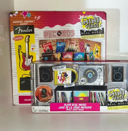 Miniverse Vitrola Real Music + Cenário Loja de Discos com Guitarra Fender