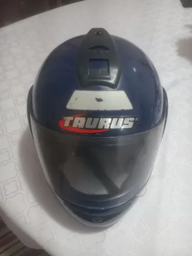 Capacete Taurus escamoteavel usado 60