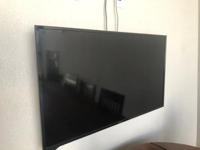 Mesa de Madeira e TV 