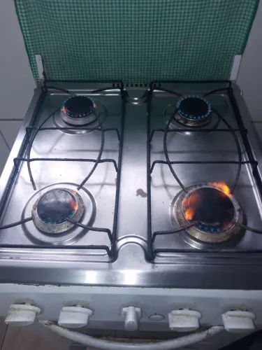 Vendo fogão de 4 bocas funcionando elétrico 127 volts, forno funcionando.