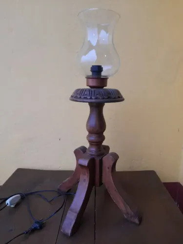 Abajur de mesa de madeira cúpula de vidro