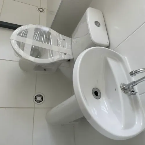 Pia com torneira para banheiro