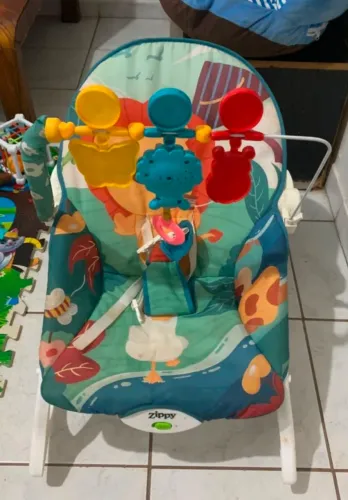 Cadeira pra bebê vibra e toca musica