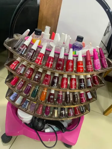 Carrinho com esmaltes