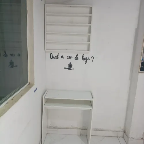 Prateleira de esmalte e mesa