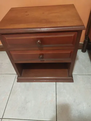 Criado mudo em Mogno