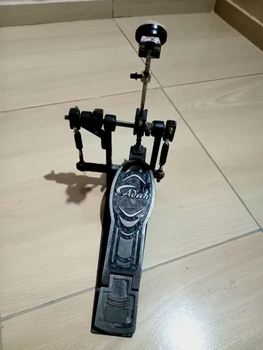 Vendo pedal de bateria Adah