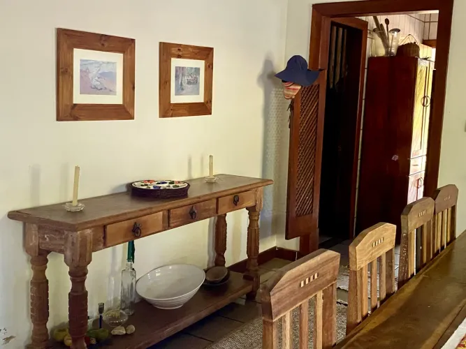 Mesa de ipê rústica de doze lugares e aparador
