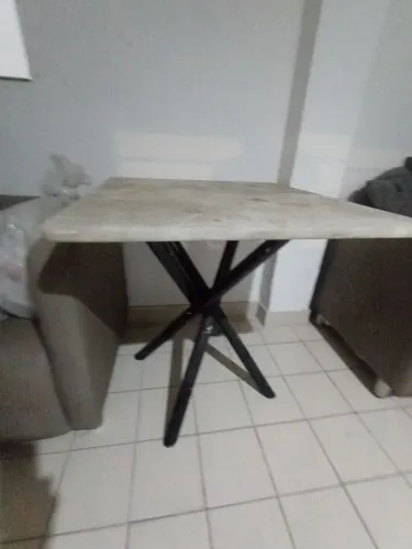 Mesa pequena, sem cadeiras