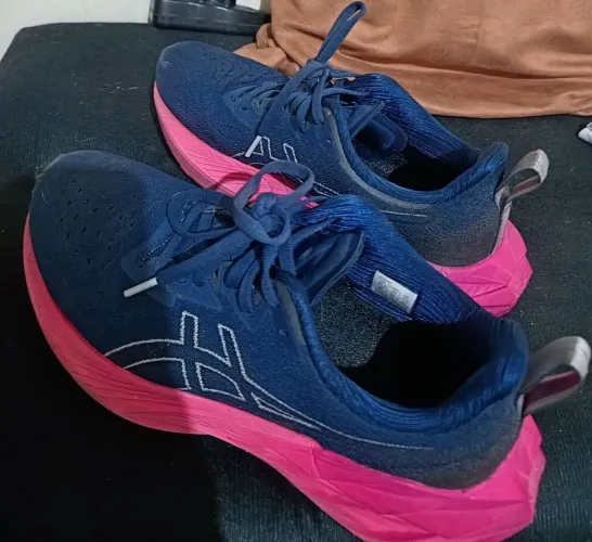 Tênis Asics Novablast 4 tam 37 - azul c/ rosa