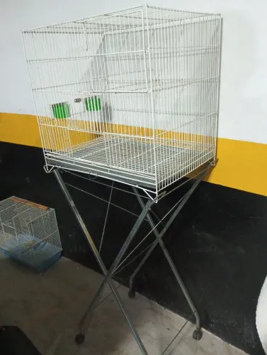 Viveiro para calopsita com o suporte