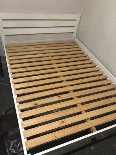 Cama de casal tom stock