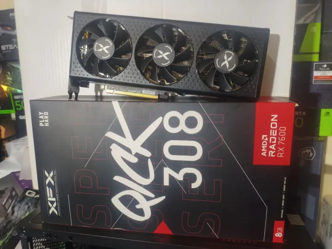 Placa de Vídeo RX 7600 8GB XFX Triple Fan Semi Nova<br>