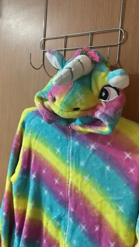 Pijama Macacão Kigurumi Unicórnio Arco-Íris em Soft Plush com Capuz