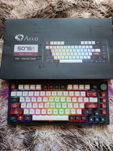 Teclado akko 5075 Drácula Castle limited edition.