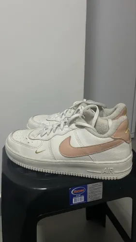 Tênis Nike Air Force Branco com Detalhes Rosa e Dourado