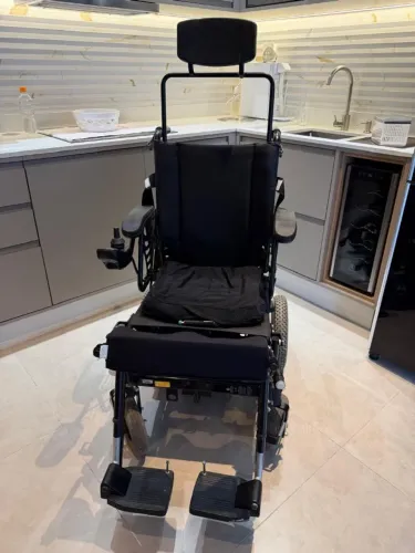 Cadeira de rodas motorizada Freedom stand up preta
