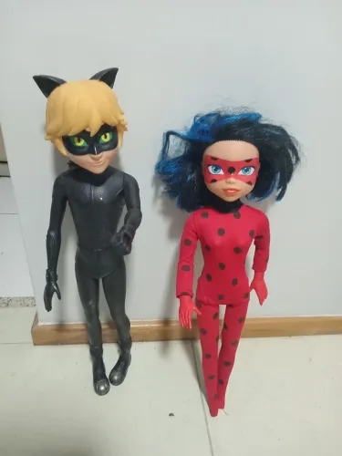 Boneca lady bug e boneco cat noir os dois