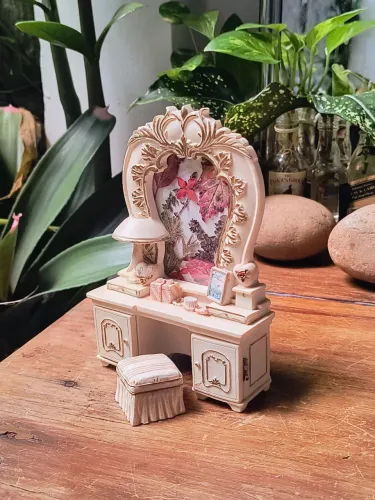 penteadeira vitoriana miniatura bege antigo antiquario anos 70 com banquinho  decoração 