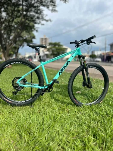 Bike 12v quadro tamanho 17 , freios hidráulicos , suspensão com trava no guidão.