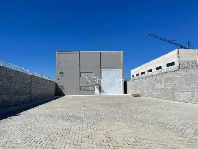 ESTRUTURA ROBUSTA, AMPLO ESPAÇO E ECONOMIA GARANTIDA: O BARRACÃO IDEAL PARA SUA EMPRESA!