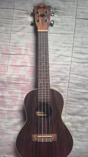 Ukulele acústico Shelby