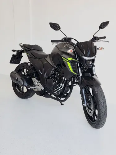 Yamaha FZ25 2024 - Baixo KM - Estado de 0km - Recém-revisada e com garantia!