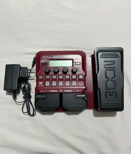 Pedaleira para baixo Zoom B1X Four c/ fonte