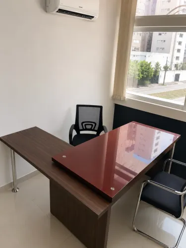 Mesa Executiva em L com Tampo de Vidro - Excelente Estado