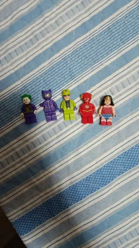 Lego lote 6 minifigurasDC Stargirl,flash, coringa, charada, mulher maravilha, mulher gato