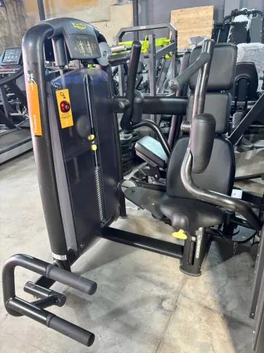 Peck Deck Peitoral Technogym Máquina robusta, precisão no treino de peito.