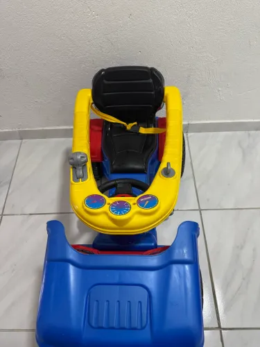 Carrinho de passeio com pedal