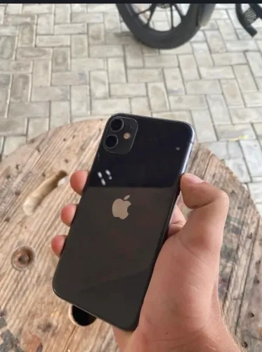 Vendo iPhone 11 ou troco por celular do meu interesse mais volta pra mim