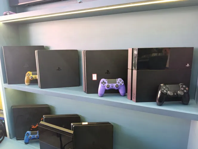 Vários modelos de PS4 disponível guerra Games 