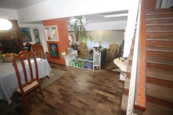 Sobrado mobiliado com 3 dormitórios, suíte, lareira e pátio arborizado - Próximo à praça d