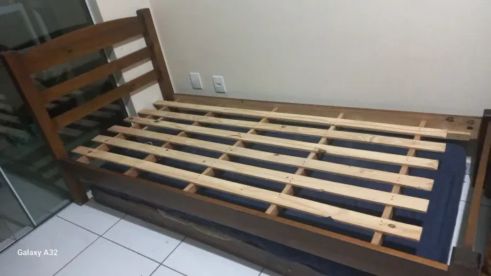 Cama de madeira solteiro
