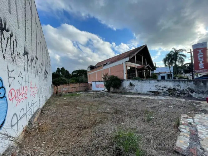 Terreno em SANTA FELICIDADE com 558m²