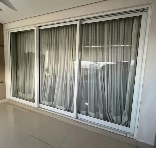 Porta de correr em alumínio <br>R$ 3.000 <br>Medida 3,60 largura x 2,20 altura