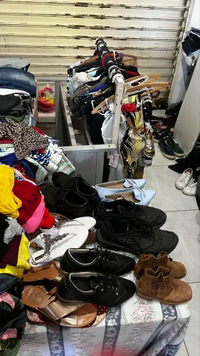 Vendo lote de roupas para bazar com 50 peças cada lote. R$ 100 reias cada lote.
